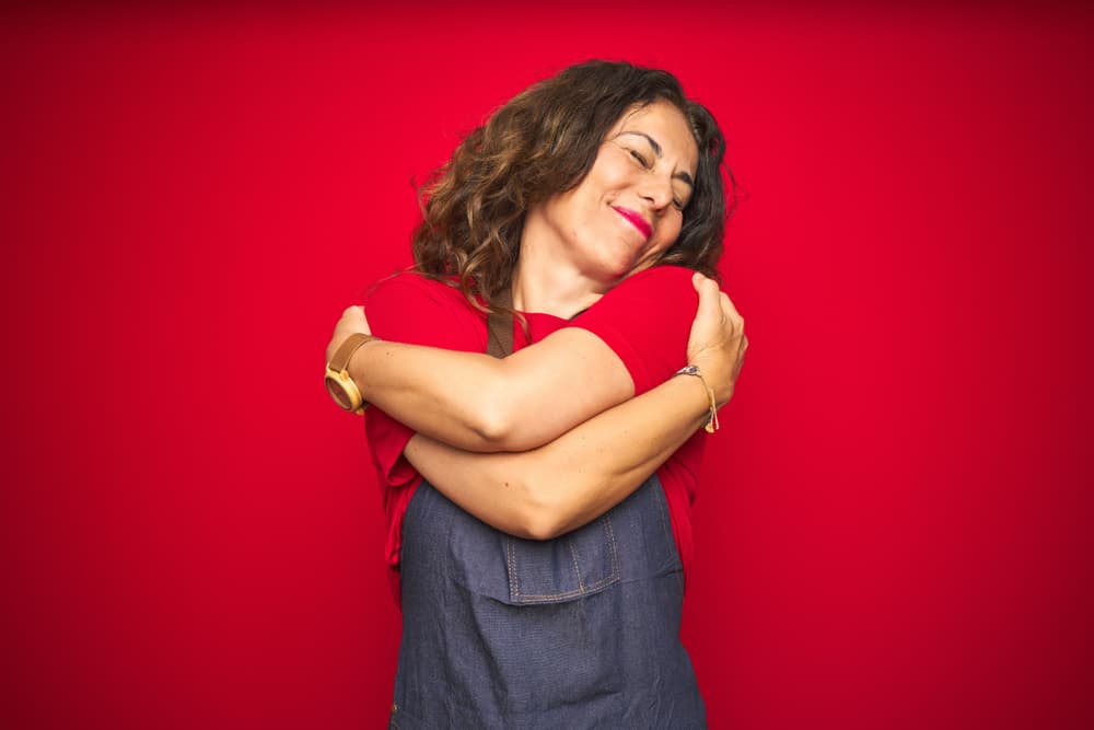 No te agobies tanto ni te preocupes por lo que piensen los demás. Quiérete tú primero antes que nada, porque si no, ¿cómo esperas que otros lo hagan? Date un abrazo, sé más auténtico y honesto comenzando contigo mismo.