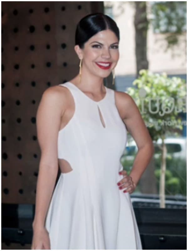 África Zavala se incorporó al proyecto después de que la producción, encabezada por José Alberto Castro, determinara la salida de Jery Sandoval. Dio vida a Victoria Villarreal.