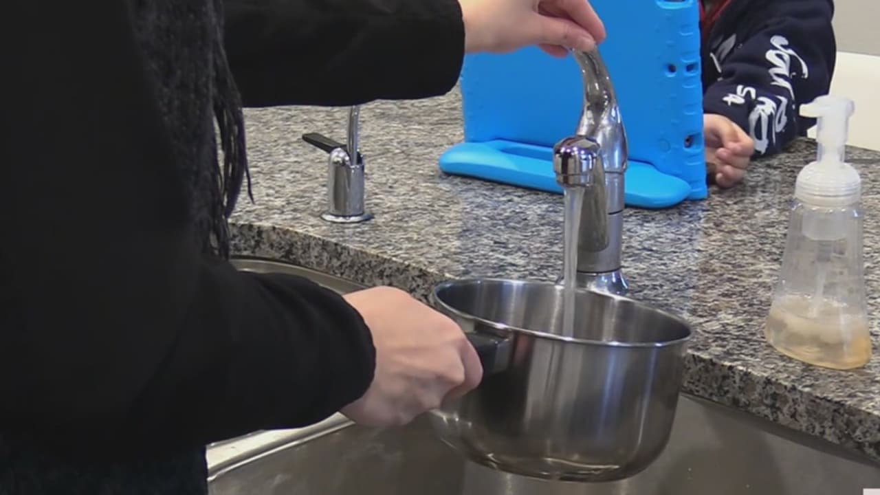 Austin Waters pide a residentes hervir al agua al menos por 2 minutos antes de beberla, cocinar, lavarse los dientes, lavar alimentos, para las mascotas y otras.