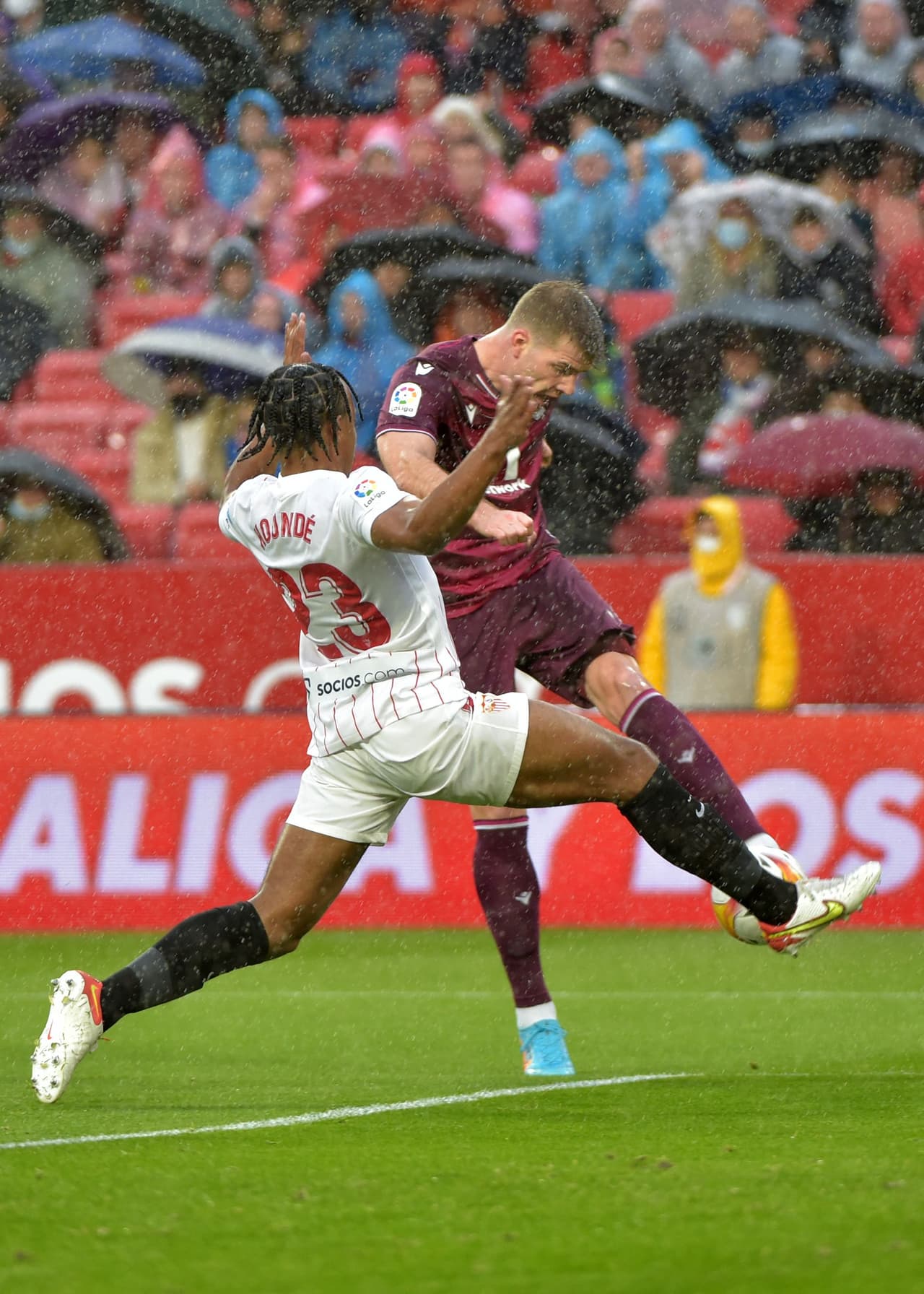 Sevilla no pasó del empate sin goles en casa ante la Real Sociedad y se rezaga en el intento de dar alcance al líder Real Madid.