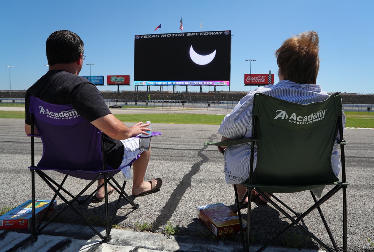 <b>Proyectado en una pantalla: </b>Mientras algunos utilizaban lentes desde Fort Worth, Texas, otros veían cómodamente el avance del eclipse en una gran pantalla. Richard Rodriguez/Getty Images