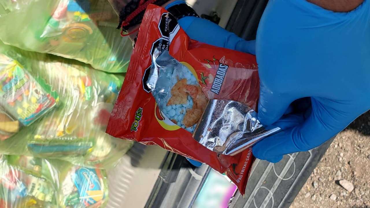 Utilizan dulces y papas fritas para esconder cargamento de fentanilo