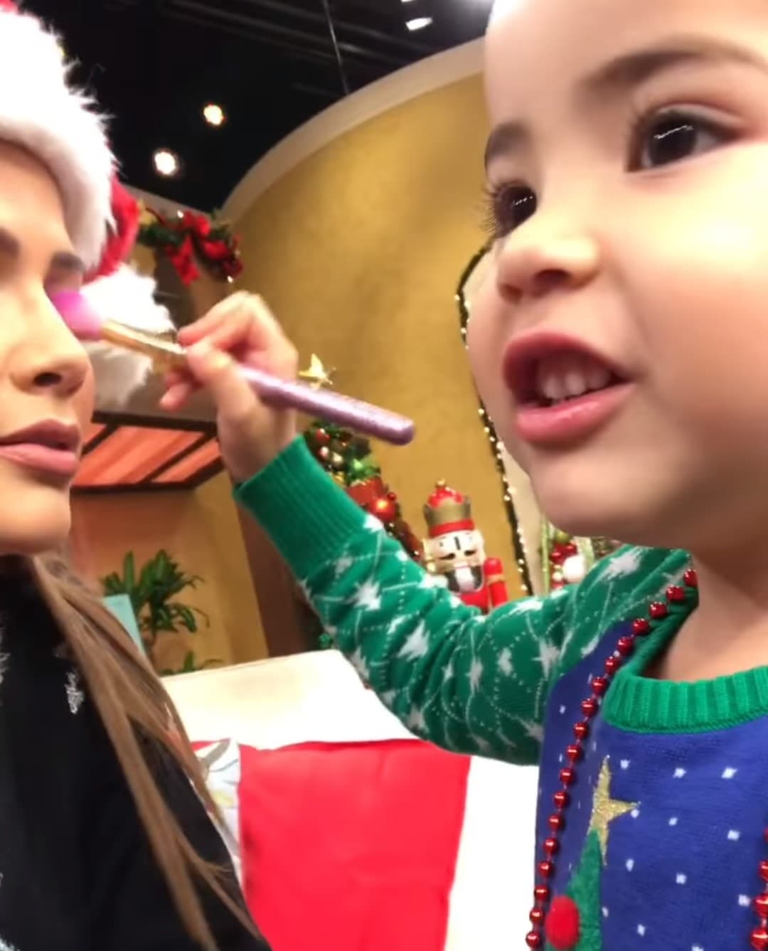 Esta no es la primera vez que la niña de Ana muestra su talento como maquillista, ya que durante una transmisión de Despierta América le puso color a su ‘tía’ Francisca y a su mamá.
<br>