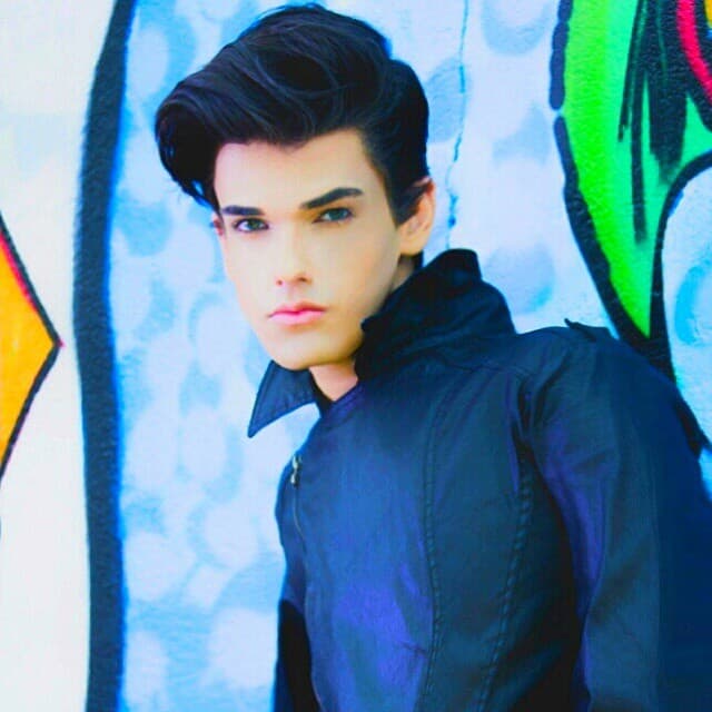 El modelo se operó los pómulos y la nariz.