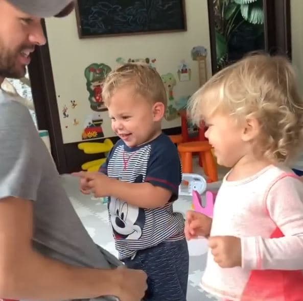 Enrique Iglesias no publica mucho, pero a trav´´es del tiempo permite saber cómo van Lucy y Nicholas, quienes tienen 2 años.