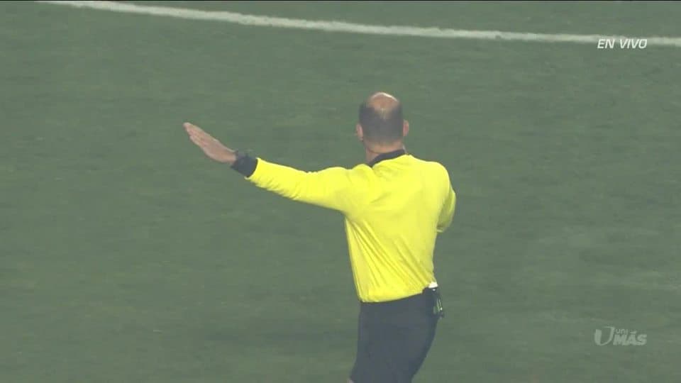 Arranca el partido y la pelota está en juego.