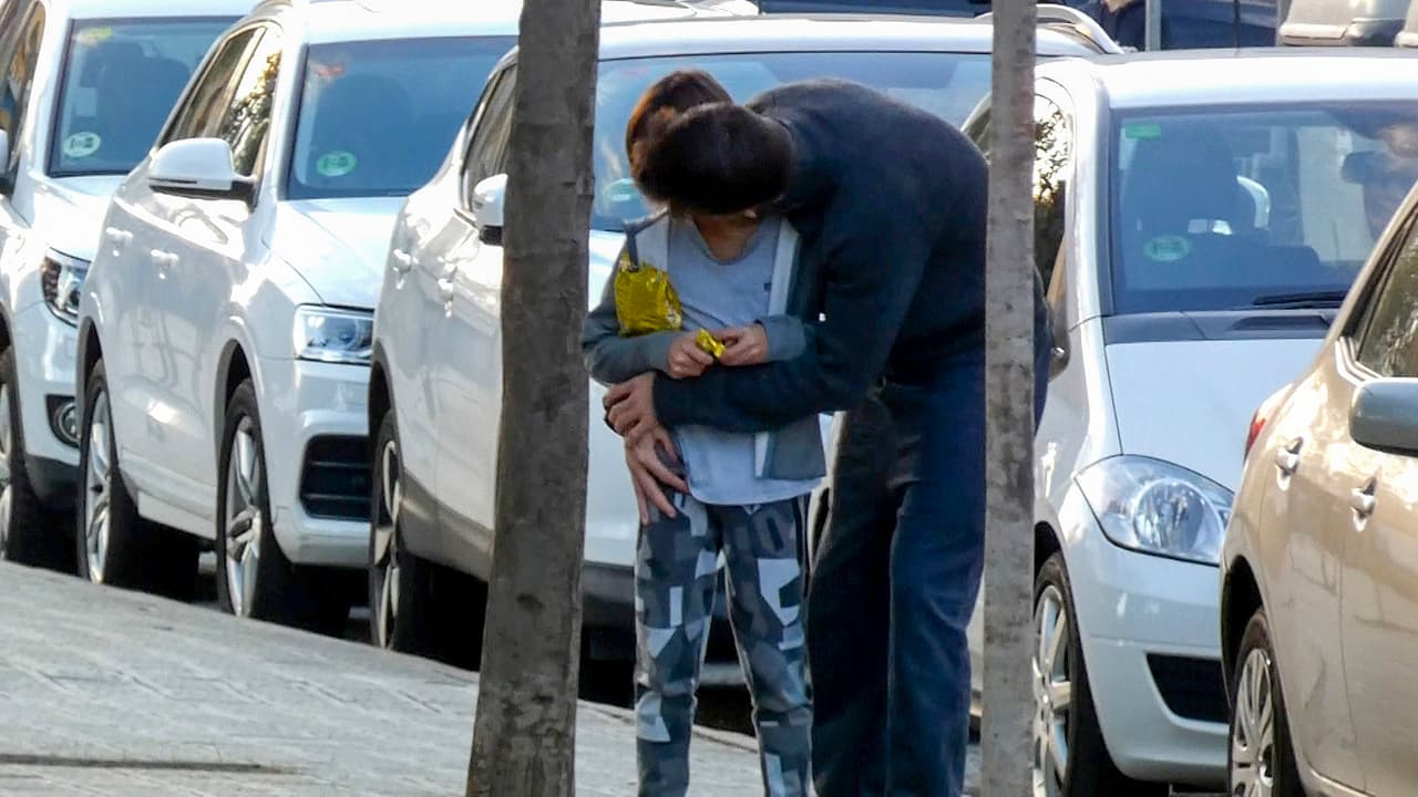 Abrazándolo por la cintura, él también le dio un beso en la mejilla. 
<br>