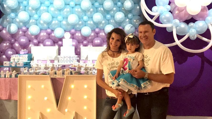 Alan y Cristy estaban felices de festejar a su niña entre una decoración de la película de Disney 'Frozen'.