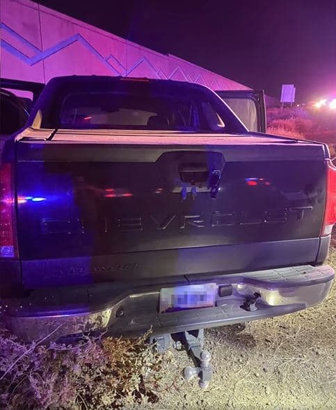 La camioneta estilo Chevy Avalanche tenía una cubierta de caja cerrada con llave. Los agentes comenzaron a escuchar gritos provenientes de allí.