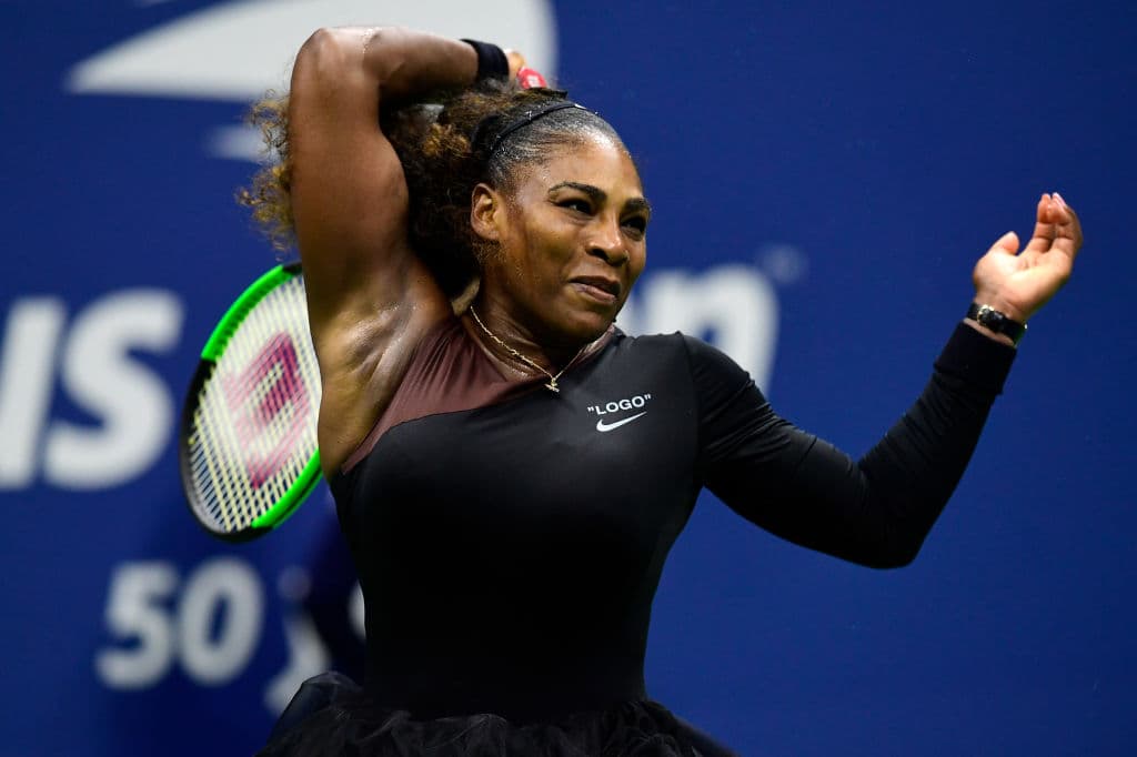 Un par de
<i>games</i> después Serena Williams rompió a golpes su raqueta contra el suelo, recibiendo su segunda advertencia.