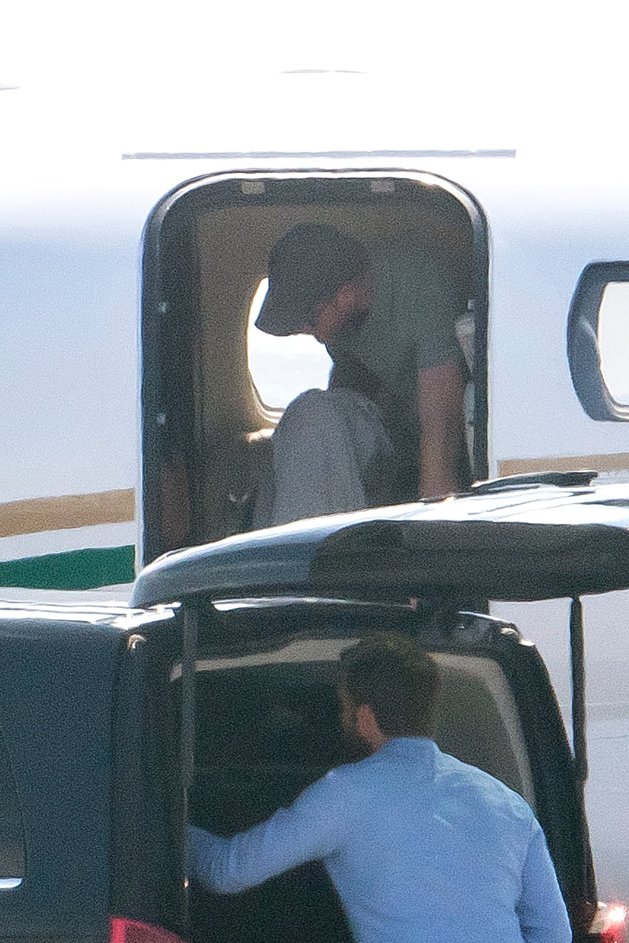 Ante estas y otras críticas de las últimas horas, el príncipe Harry -quien sería el pasajero en playera verde dentro del jet- y su esposa Meghan Markle, fueron defendidos por el cantante Elton John. A través de un mensaje en su 
<b><a href="https://www.instagram.com/p/B1WdU9tDdsy/" target="_blank">cuenta de Instagram, </a></b>el intérprete de 
<b><a href="https://www.youtube.com/watch?v=DtVBCG6ThDk" target="_blank">'Rocket Man'</a></b> hizo un llamado directo a la prensa.