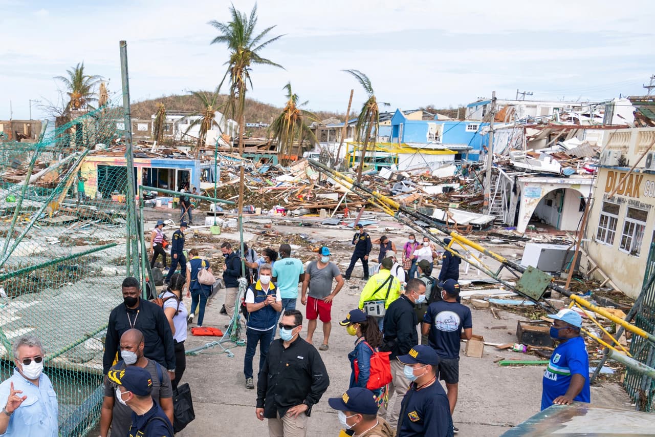 La destrucción que dejó el paso de Iota las islas de San Andrés y Providencia, a 155 millas de la costa nicaragüense. Antes de tocar tierra en Nicaragua, el huracán devastó estas islas y según el presidente de Colombia, Iván Duque, dos personas fallecieron y el 98% de la infraestructura resultó “afectada”.
<br>