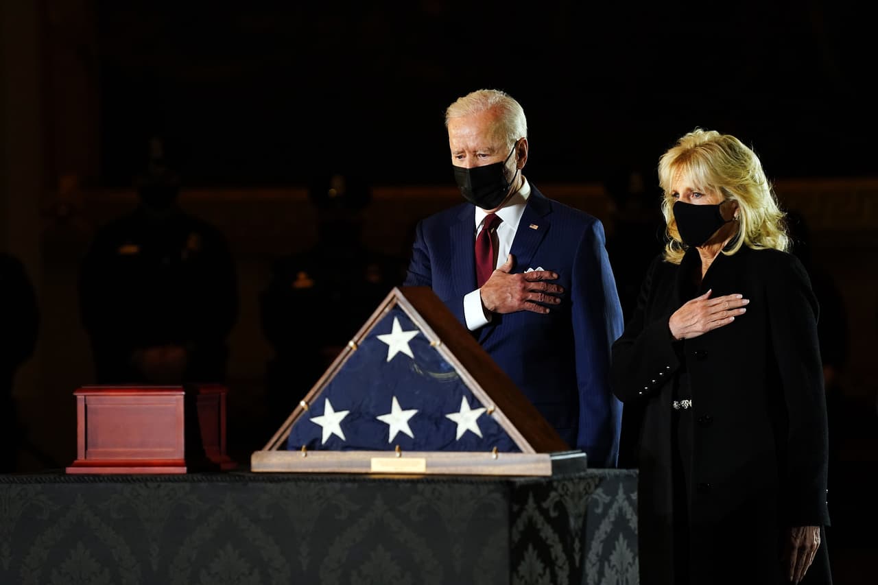 El presidente Joe Biden y su esposa, la doctora Jill Biden, frente a los restos del oficial Brian Sicknick, fallecido durante el asalto al Capitolio del 6 de enero de 2021, en el homenaje que se le rindió en la rotonda de la sede del Poder Legislativo de EEUU.