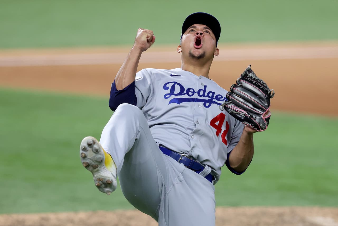 <b>Puesto 16. Los Angeles Dodgers (MLB)</b>
<br>
<br>• Valor: 3,570 millones de dólares.
<br>
<br>• Cambio de valor en los últimos cinco años: +43%.
<br>
<br>• Propietario: Guggenheim Baseball Management.
<br>
<br>• Año de compra: 2012.
<br>
<br>• Precio pagado: 2,000 millones de dólares.
<br>
<br>El béisbol de Grandes Ligas obtendrá un promedio de 1,840 millones al año por los acuerdos de transmisión nacionales a partir de la próxima temporada, lo que representa un aumento del 19%.
<br>