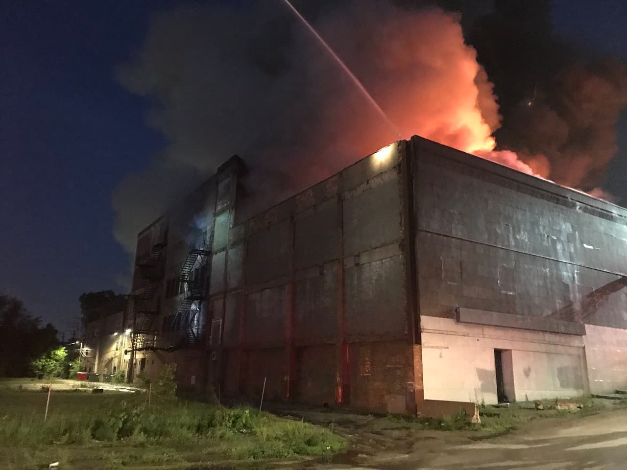 Desde esta mañana lo están intentando controlar.