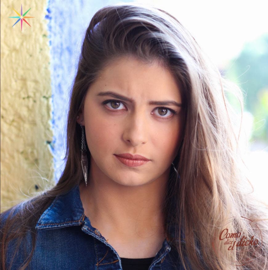 En la historia Daniela dio vida a 'Elisa', una adolescente que pierde a su padre y su madre se vuelve a casar con un 'vividor' que solo quiere la herencia. 'Elisa' intenta hacer que su madre entre en razón, pero lo único que logra es pelear.