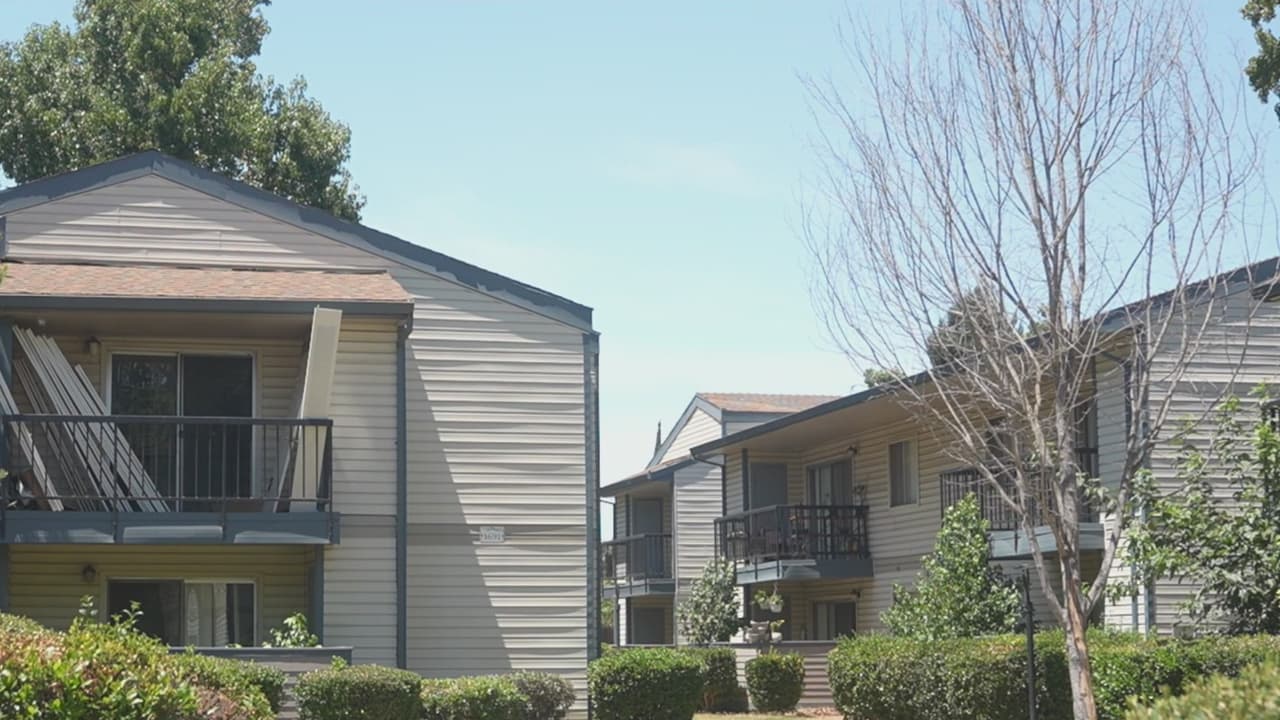 Vecinos denuncian falta de reparaciones en su complejo de apartamentos en Sacramento