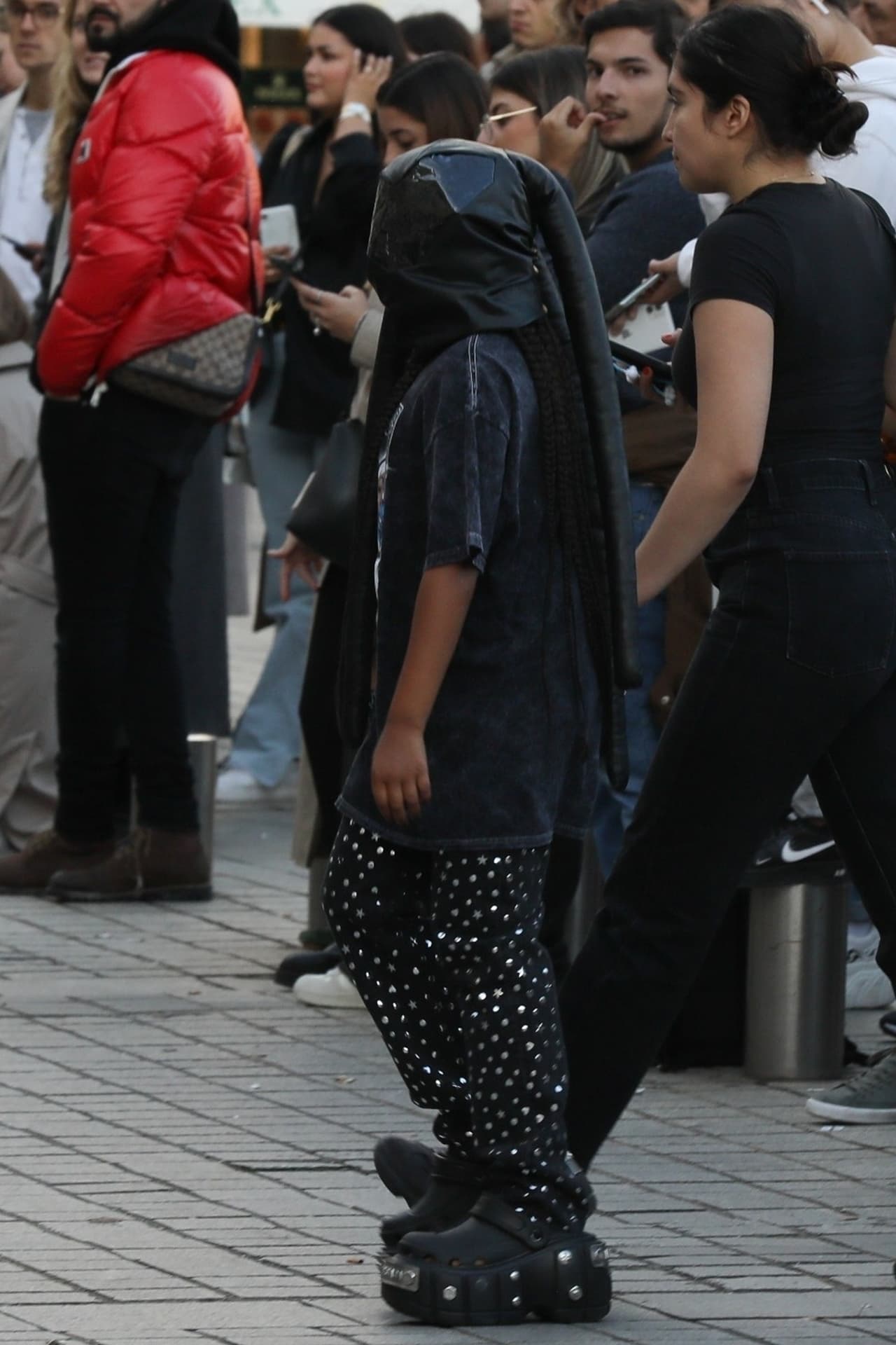 Portaba una camiseta y un pantalón con estoperoles.
<br>