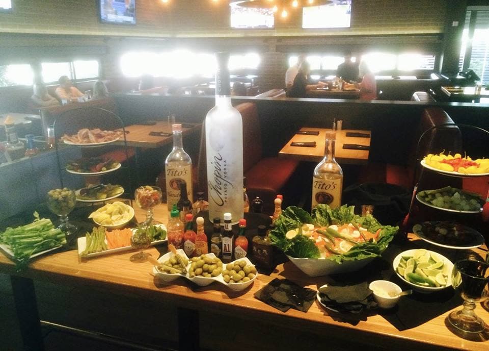 <b>Cover 3:</b> Este restaurante ofrece desde las clásicas alitas hasta hamburguesas que han ganado premios (¡oh, sí!), asimismo, puedes disfrutar de una amplia variedad de platillos del mar y carnes.