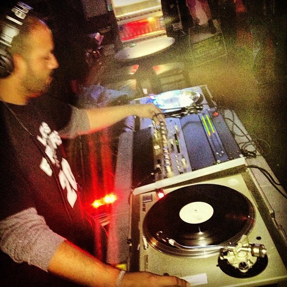 <b>Alibis Sports and Spirits:</b> Este bar tiene variedad para todos. No sólo transmite los mejores partidos, sino que también cuenta con eventos de música en vivo.