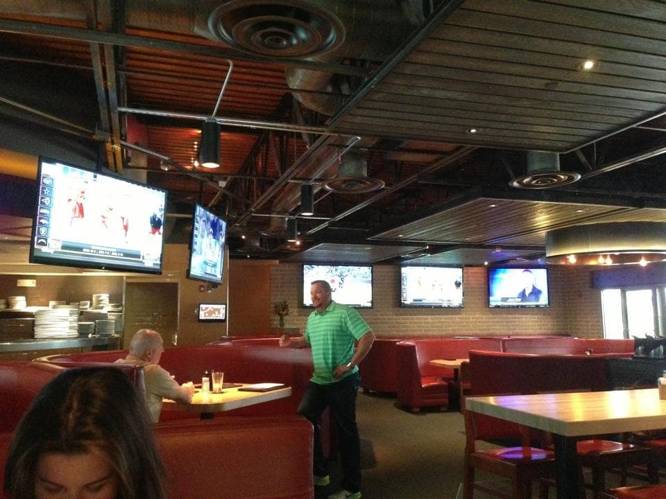 Por supuesto que cuenta con pantallas que transmitirán los principales eventos deportivos. Cover 3 se encuentra en el 1806 NW Loop 1604, San Antonio.