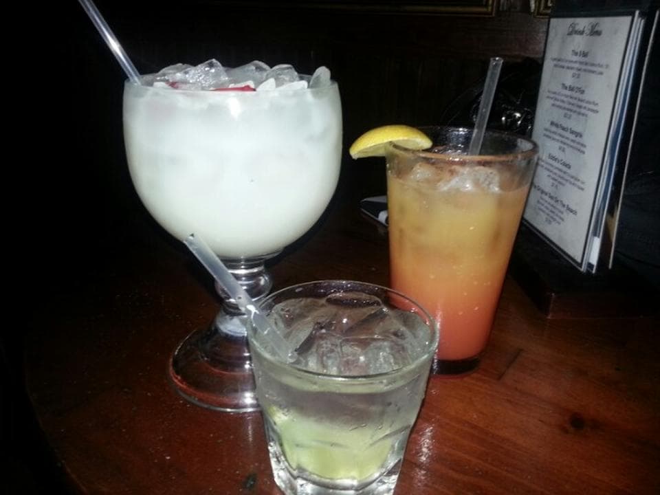 En el área de San Antonio, existen cuatro locales de Fast Eddie’s, puedes encontrar la más cercana en su página 
<a href="http://fasteddiesbilliards.com/locations/" target="_blank">web</a>.