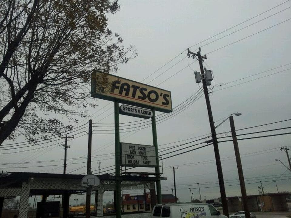 <b>Fatso's Sports Garden:</b> El platillo distintivo de Fatso’s son las alitas, sin embargo, si deseas algo más sustancioso para acompañar tu partido, el restaurante cuenta con un variado menú de generosos platillos.