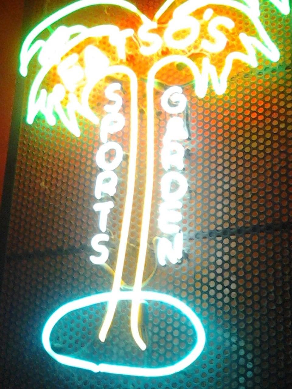 Visita Fatso’s en el 1704 de Bandera Rd, San Antonio.