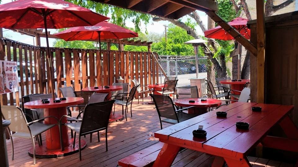 Shooners se ubica en el 1325, del Loop 410 Noreste, San Antonio.