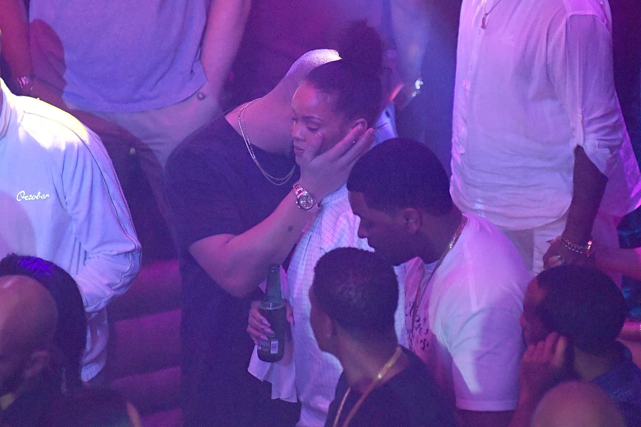 El cantante terminó con su presentación y después pasó un momento súper divertido con la cantante de 'Work, Work, Work'.