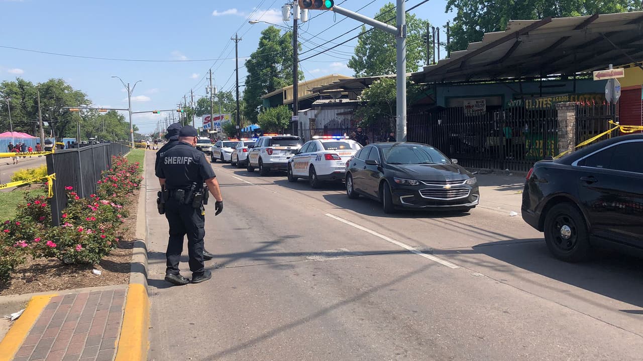 Confirman dos muertos y tres heridos tras tiroteo en un mercado de pulgas en Houston