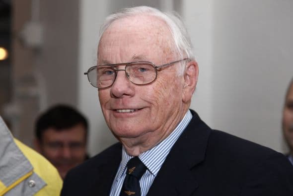 25 de agosto. Neil Armstrong, 82 años. Astronauta que ganó fama mundial como el primer hombre que pone un pie en la luna.