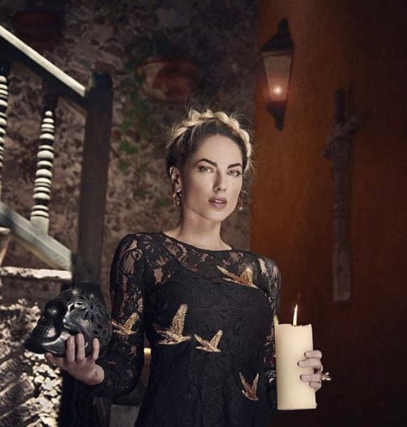 "A mi me gustaría que fuera
<b><a href="https://www.univision.com/temas/barbara-mori">Bárbara Mori,</a></b> es una mujer que impone, es una mujer con mucha fuerza, sobre todo hermosa, el problema de los ojos (que los tiene verdes) pero hay lentes de contacto, a mi me gustaría, al igual que a mi tío, Bárbara Mori", dijo en 'Hoy'.