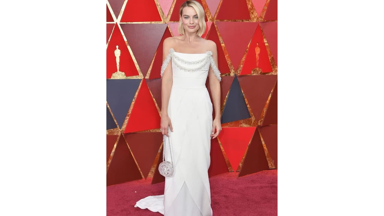 Margot Robbie encantó con un vestido blanco