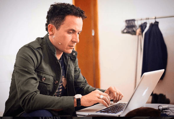 Fonseca, es uno de los más nominados en esta edición de Latin GRAMMY, pero mientras llega la gran noche en la que podría ser ganador, pasa horas de trabajo en su estudio.