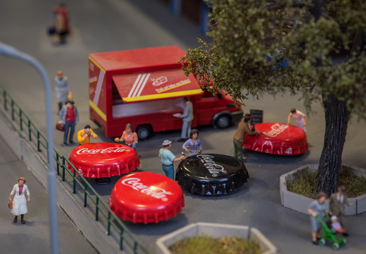 Adicionalmente comentó que su amor por crear mundos microscópicos era tanto que decidió mudarse a una casa más grande para elaborar una ciudad entera.