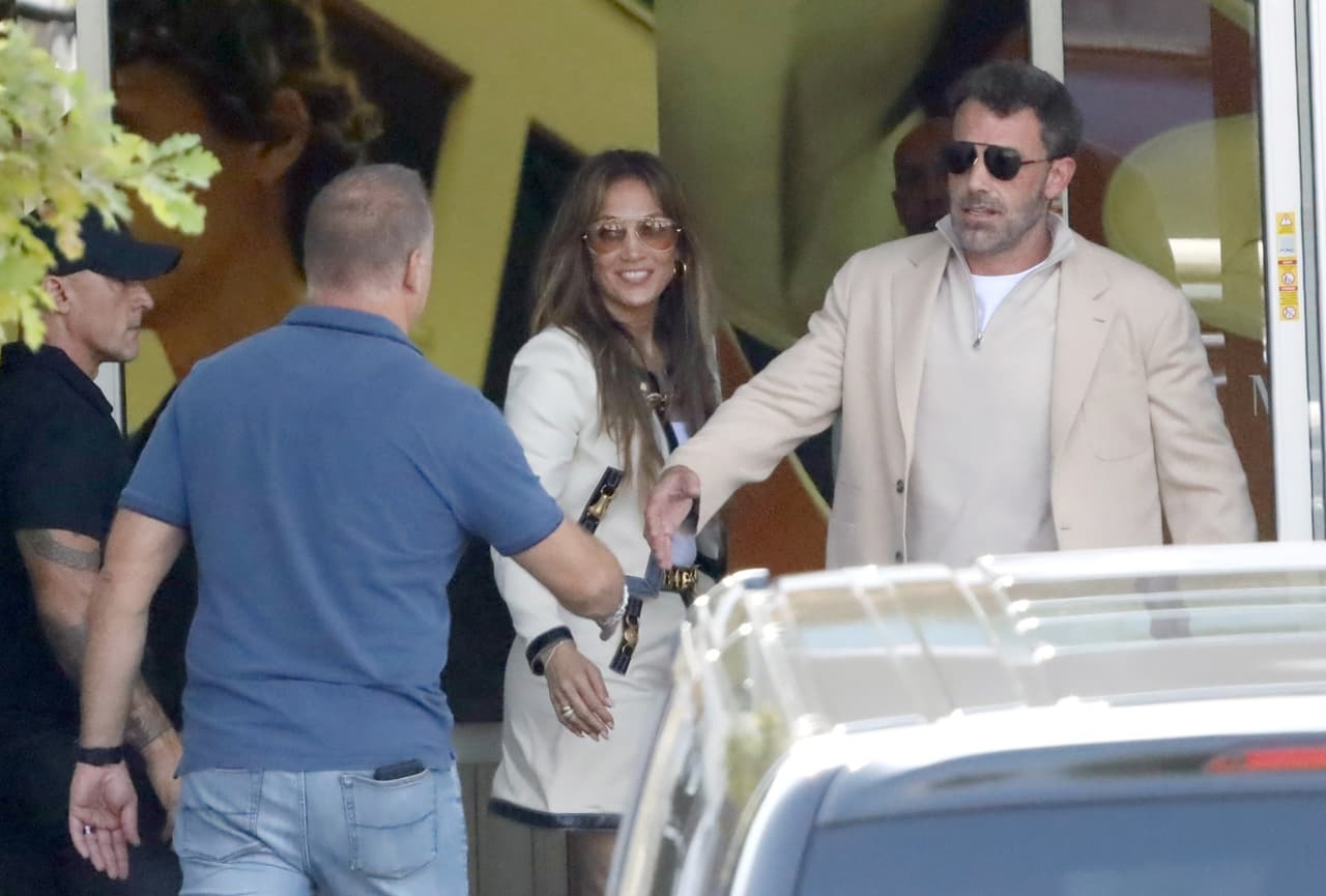 TMZ publicó la semana pasada un video en el que se observa a la cantante dándole una serenata a su marido frente a todos sus invitados. Esas imágenes son, hasta ahora, el momento más íntimo que se conoce de lo que ocurrió esa noche.
<br>