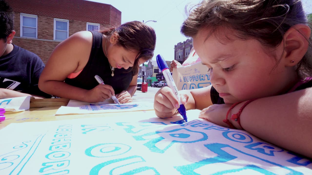 William Estrada y su carrito móvil de arte.