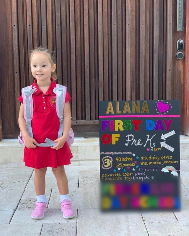 Alana disfruta de la compañía de su hermano no solo en casa, sino también en la escuela.