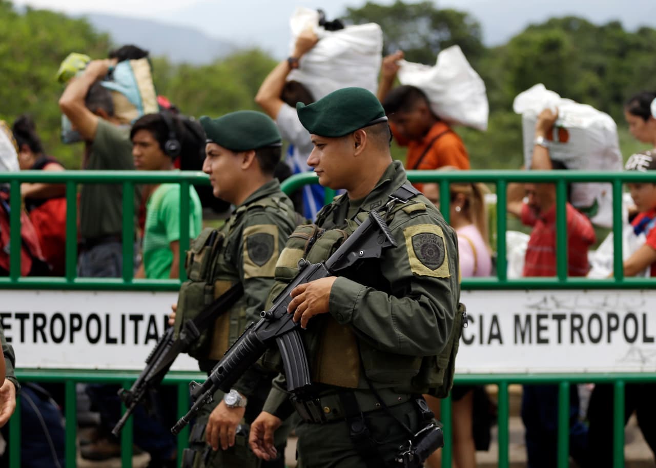 Policías colombianos patrullan por el sector rural de La Parada, Cúcuta, zona fronteriza muy transitada por la que cruzan diariamente migrantes venezolanos que escapan de la crisis de su país hacia Colombia.