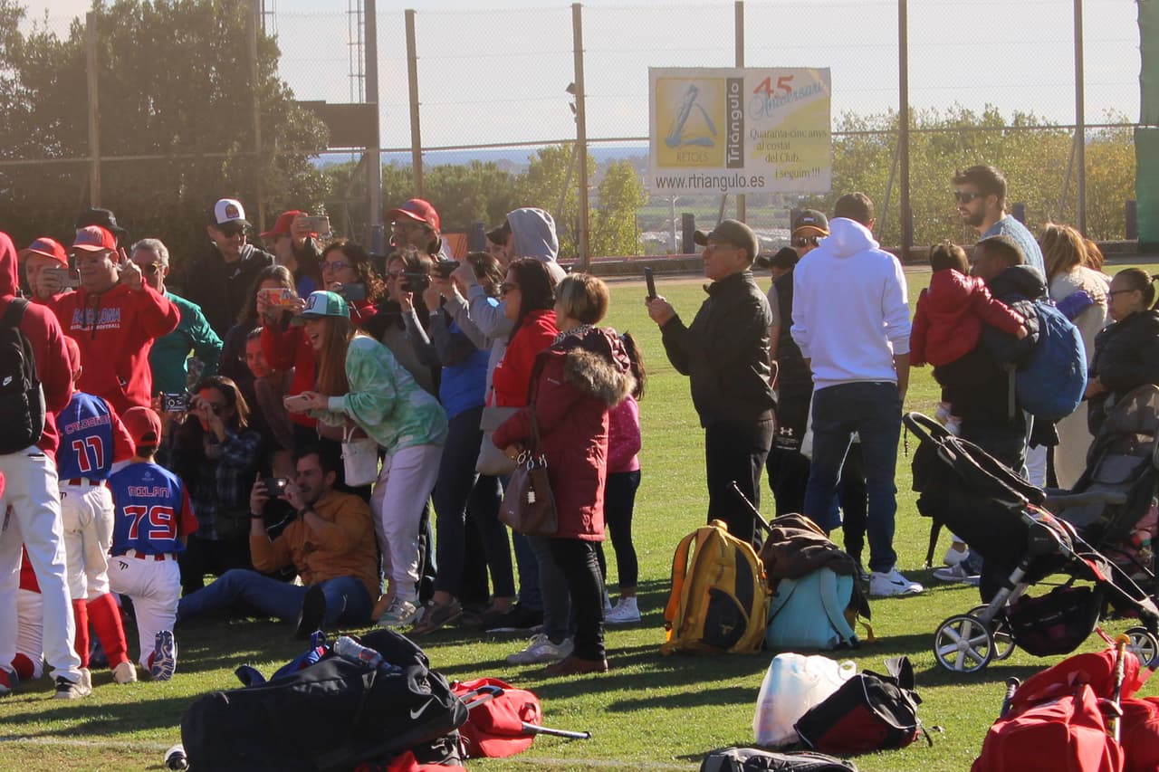 Algunos medios españoles reseñaron que 
<b>ninguno se cruzó cara a cara</b> ni tampoco intercambiaron miradas. 
<br>