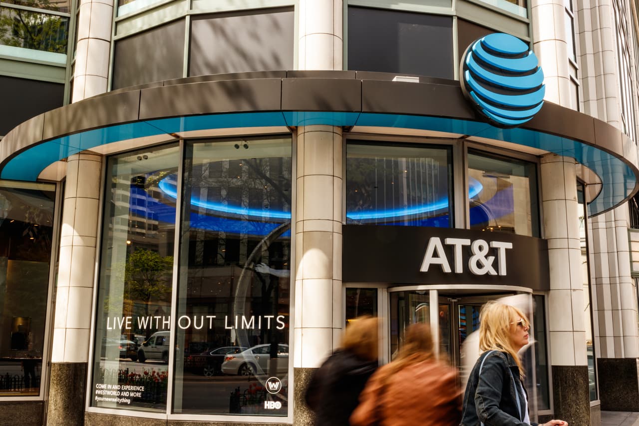 <b>Puesto 7. AT&T</b>
<br>
<br>Ofertas de empleo publicadas en Ziprecruiter a finales de junio de 2021: 23,260
<br>
<br>Tipos de empleo ofrecidos por esta compañía: ejecutivos de ventas, técnicos e ingenieros.
<br>