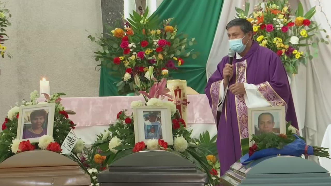 <b>Cuatro miembros de una familia, incluido un niño de 3 años, mueren calcinados en su propia casa</b>
<br>
<br>Los bomberos del municipio de Saltillo, en el estado de Coahuila, lograron extinguir las llamas de la vivienda, pero ya era muy tarde para salvar a la familia. Según familiares de las víctimas mortales, el incendio fue provocado por una vela que estaba colocada en un altar a la Santa Muerte.