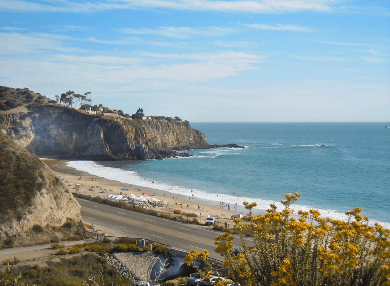 <b>Cristal Cove:</b>la playa en el condado de Orange es la favorita para ciclistas, senderistas, nadadores, buzos y hasta para los amantes de los campamentos a la orilla del mar. Tiene vigilancia de salvavidas, estacionamientos, baños y áreas de pícnic.
<br>
<br>Dirección: 8471 N Coast Hwy, Laguna Beach, CA 92651.