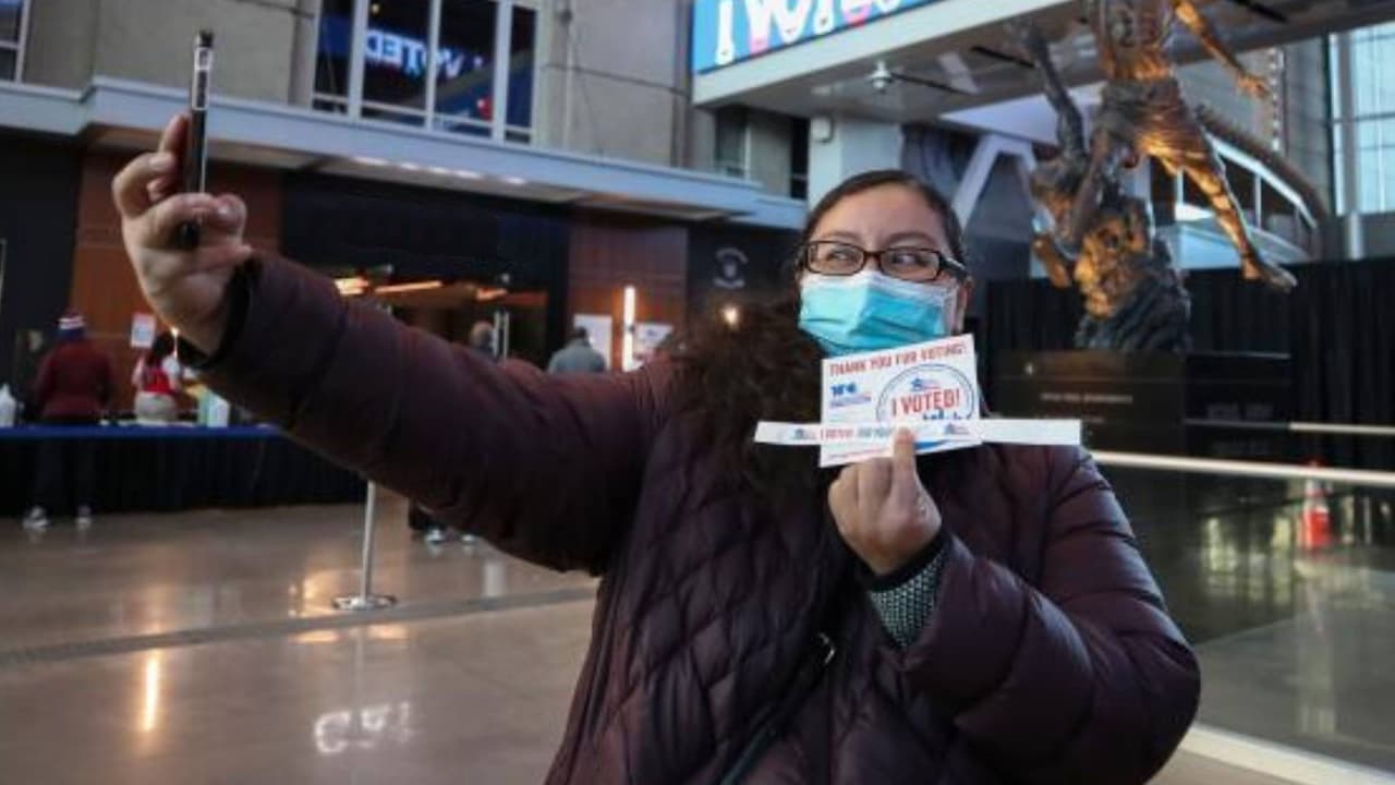 ¿Me puedo tomar una selfie con mi boleta electoral en California?