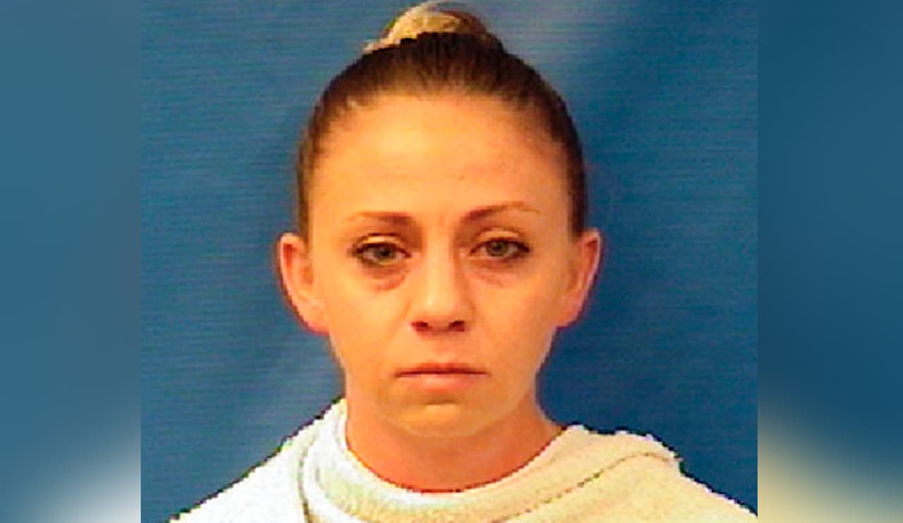 Guyger, de 30 años, trabajaba en la unidad sureste de la policía de Dallas desde noviembre del 2013. La fiscalía del condado ha prometido una investigación profunda y no descarta elevar el cargo contra Guyger de homicidio involuntario a asesinato.