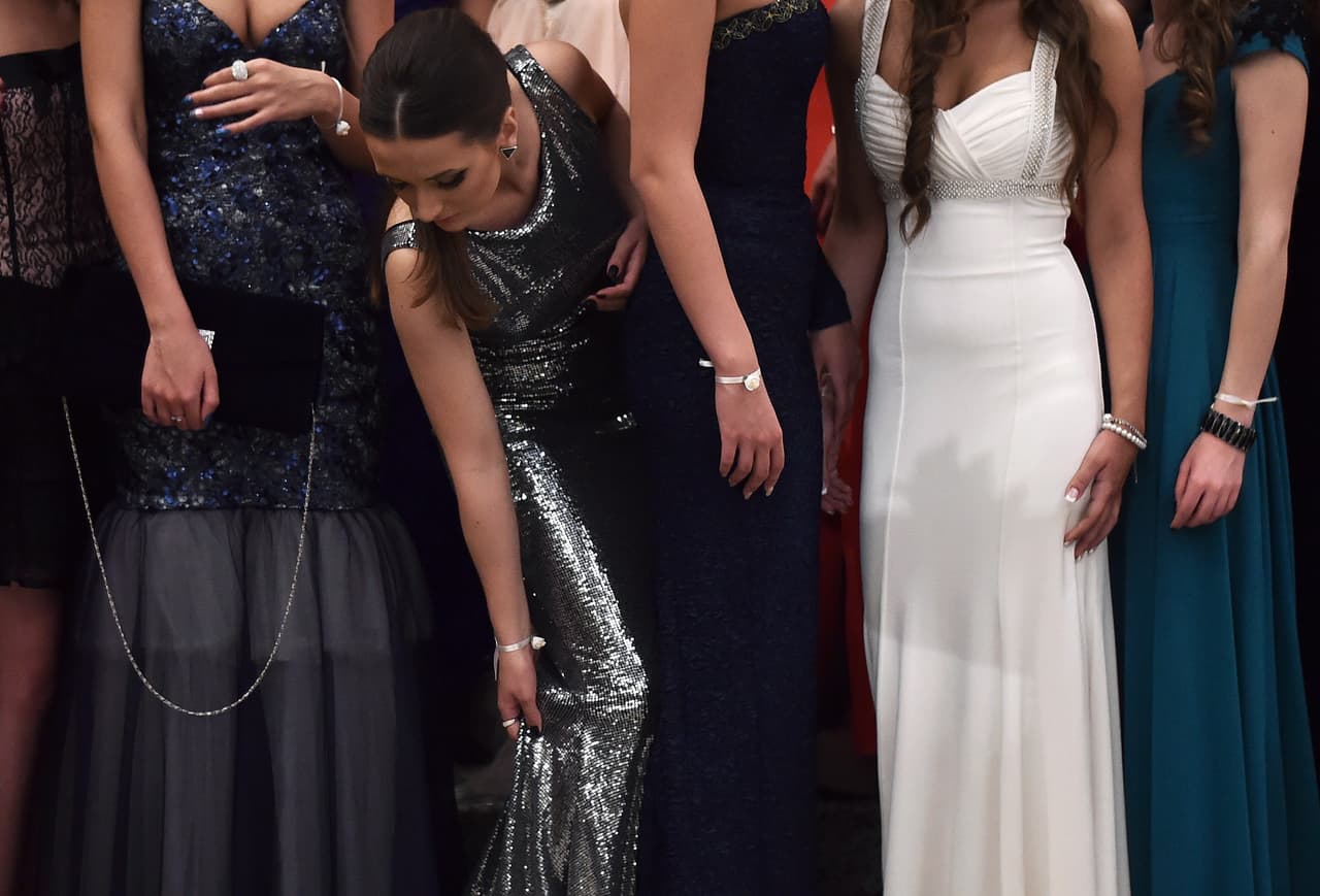 En esta temporada de graduaciones se ha abierto debate por los códigos de vestido de los planteles educativos para sus estudiantes mujeres.