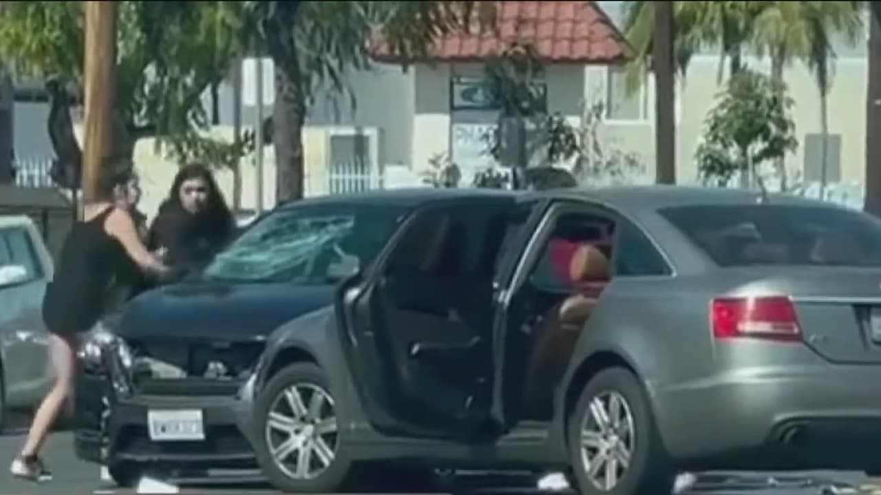 Captado en video: Tres mujeres vandalizan un carro y rompen sus ventanas en la ciudad de Bell