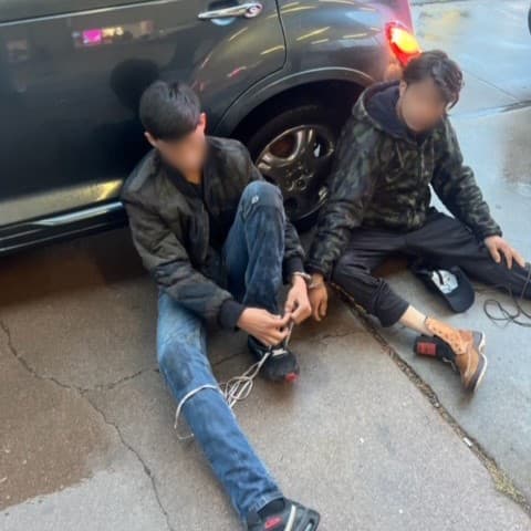 El conductor del mismo es un ciudadano mexicano de 17 años, que traficaba a cuatro inmigrantes.