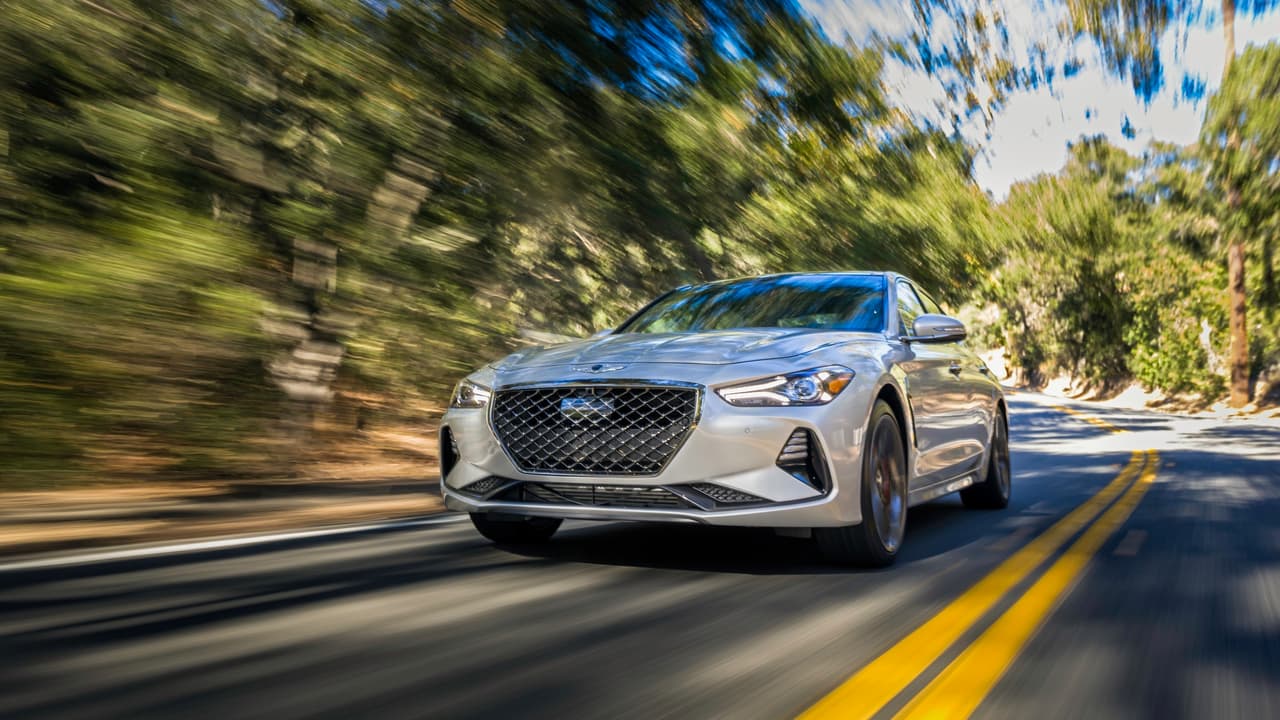 El menú de motores del Genesis G70 muestra un cuatro cilindros turboalimentado con 2.0 litros de desplazamiento que produce 252 hp y 260 libras pie de torque y un V6 doble-turbo de 3.3 litros de desplazamiento que produce 365 caballos de fuerza y 376 lbs.-pie de toque. Ambos motores son gerenciados por una transmisión automática de 8 velocidades que es asertiva y deliciosamente rápida, pero el 2.0 litros puede ser ordenado con una transmisión manual de 6 velocidades, en cuyo caso produce 255 caballos de fuerza